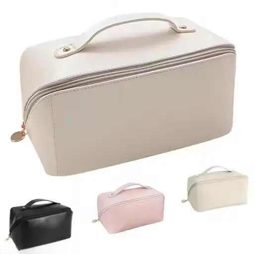 O653k1IbnM9vbriHfw2rhsKcP3xdxPQR1B5EVPAp.webp Large Capacity Cosmetic Travel Bag – Women’s Leather Makeup Organizer with Handle and Divider, Cream. - Image 1
